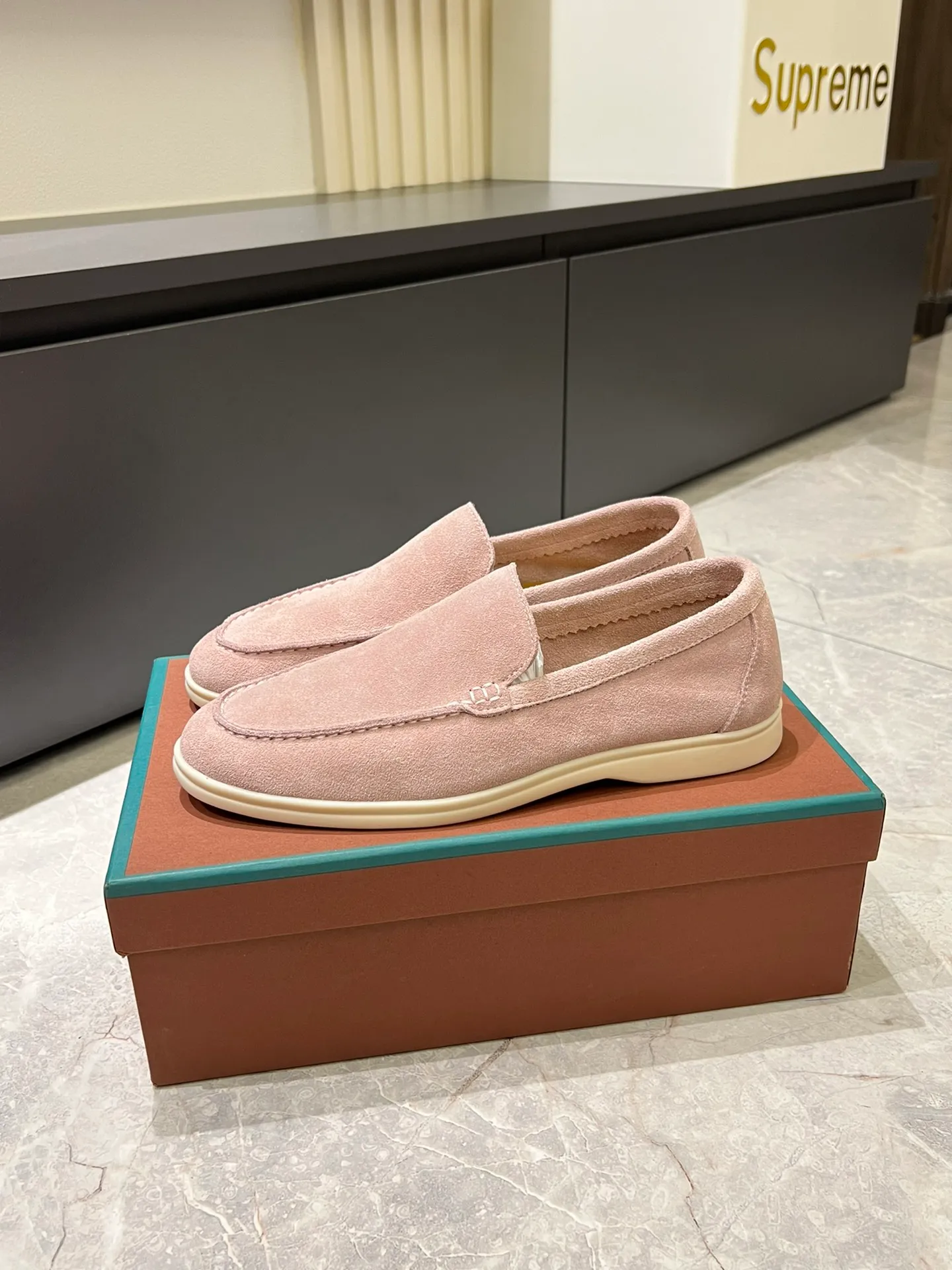Men's shoes 💰p360 "Loro men's shoes 💰pian'*" Classic L men's shoes for couples 💰p Top version British flat loafers, a must-have item in old money style, the minimalist design is eye-catching and durable, a plus point for dressing The soft foot feel and texture are outstanding. They don’t scratch your feet and are very nice. They are matched with soft and waxy soles. They can be worn daily for a long time without getting tired. They are easy to wear, versatile and classic items, with perfect foot feel and texture! Imported cashmere fabric, the lining is made of imported A-grade water-dyed cow lining, the top version of the genuine leather midsole is sewn with pure handmade mark thread! Size: Female 35-40 (34. Customized) Male 38-44 (45.46. Customized)